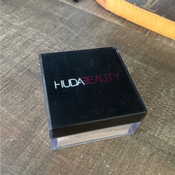 HUDA BEAUTY Setting Powder - cupcake - Picture 1 of 3